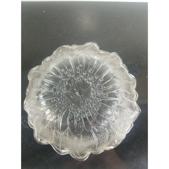 7" Vintage INDIANA GLASS Clear, Flower, Textured Bowl - Picture 3 of 3